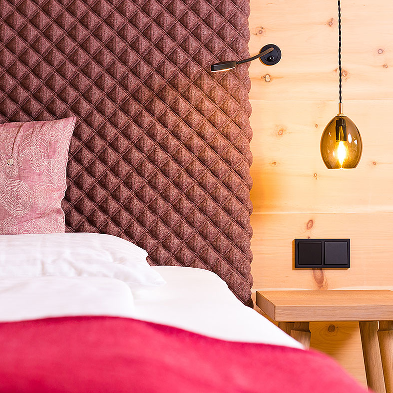 Zirbenholz Bett, Urlaub in Österreich, Biohotel Ruperts, nachhaltig Urlaub machen, Loden und Zirbenholz, natürliche Materialien